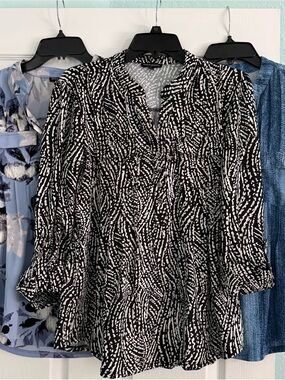 3 Ava & Grace Black and White Abstract Print Button-Front Blouse